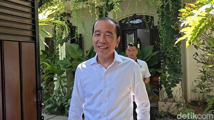 Presiden ke-7, Joko Widodo ditemui di kediamannya, Sumber, Banjarsari, Jumat (19/6/2026).