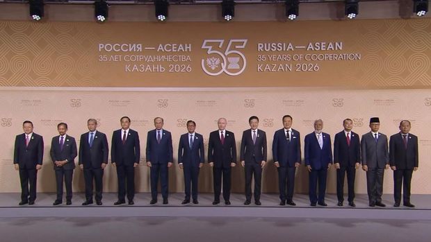 Presiden Rusia Vladimir Putin dan para pemimpin ASEAN berpotret berbareng dalam ASEAN-Russia Commemorative Summit di Kazan, Rusia, Kamis (18/6/2026). (dok. Kementerian Luar Negeri RI)