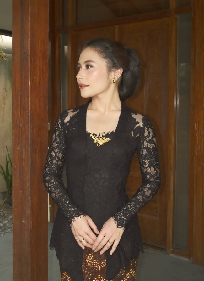 Kebaya brokat model kuutubaru rancangan Didiet Maulana itu memiliki lengan yang menerawang. Prilly memadukannya dengan kain lilit batik warna coklat. Foto: Instagram/@prillylatuconsina96