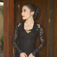 Kebaya brokat model kuutubaru rancangan Didiet Maulana itu memiliki lengan yang menerawang. Prilly memadukannya dengan kain lilit batik warna coklat. Foto: Instagram/@prillylatuconsina96
