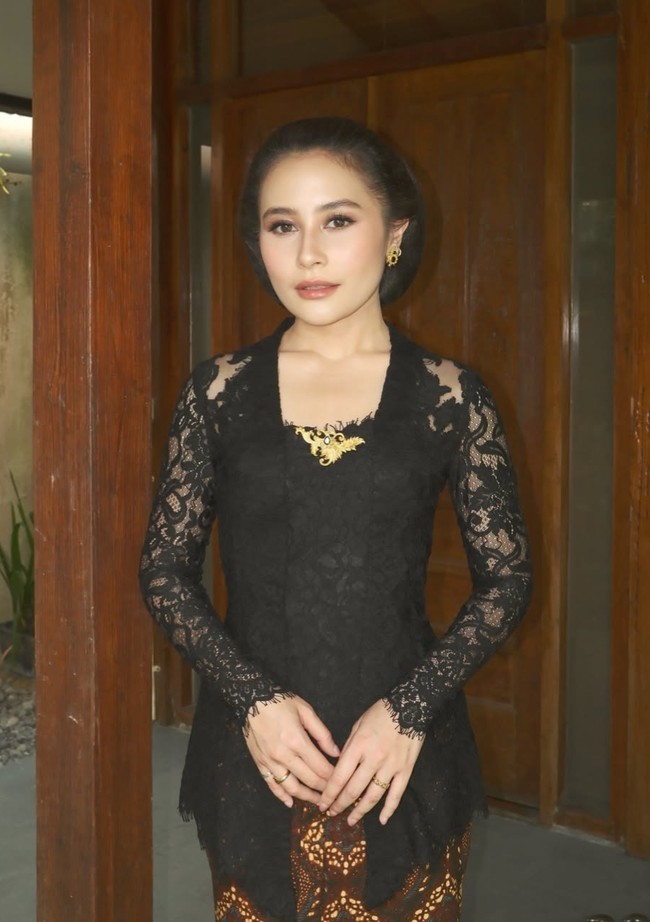 Kirab Malam 1 Suro sendiri merupakan tradisi di wilayah Surakarta dan sekitarnya. Tak sembarangan, untuk menghadiri acara ini ada aturan-aturan berpakaian yang harus diikuti. Salah satunya untuk para wanita diwajibkan mengenakan kebaya berwarna hitam. Foto: Instagram/@prillylatuconsina96