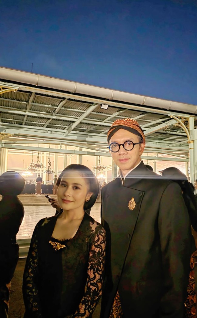 Tak sedikit netizen yang memuji penampilan Prilly, menyebutnya terlihat ayu menjadi wanita Jawa. Namun ada juga yang mengomentari kebaya yang dikenakannya. Biasanya acr2 kraton spt malem 1 suro, kebaya gak boleh brokat, bner gak siihh....( klo salah yaa maaf.....deh, tulis salah satu komentar. Foto: Instagram/@prillylatuconsina96