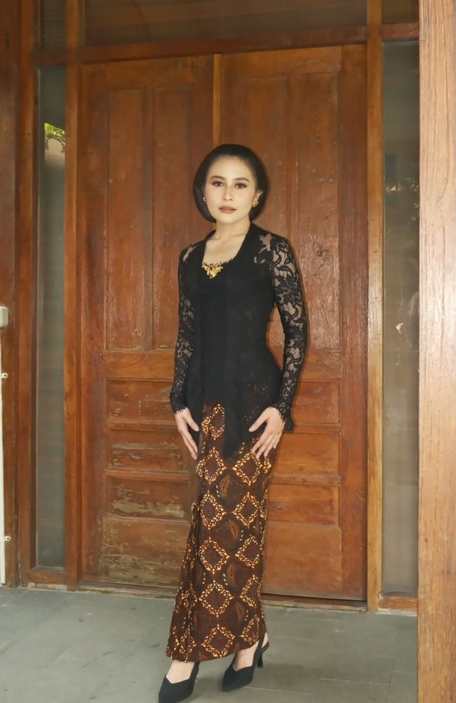 Untuk alas kaki, Prilly memilih mengenakan heels pendek tertutup warna hitam. Heritage never goes out of style, tulis keterangan dalam unggahannya. Foto: Instagram/@prillylatuconsina96