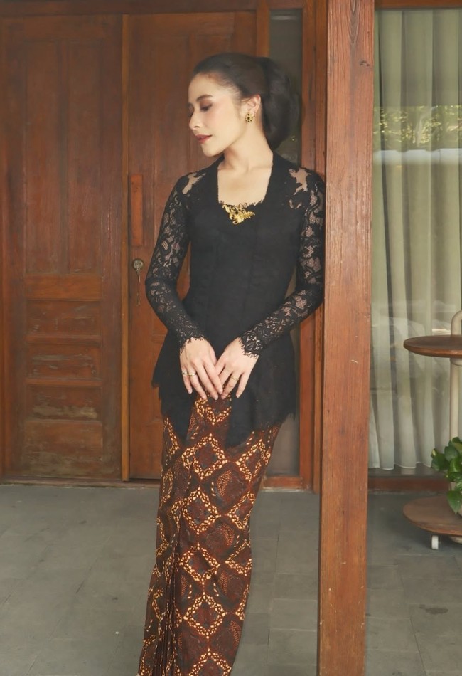Penampilan Prilly semakin lengkap dengan sanggul khas wanita Jawa. Ia juga menambahkan bros emas pada bagian dada yang mempermanis tampilannya. Foto: Instagram/@prillylatuconsina96