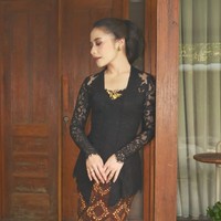 Penampilan Prilly semakin lengkap dengan sanggul khas wanita Jawa. Ia juga menambahkan bros emas pada bagian dada yang mempermanis tampilannya. Foto: Instagram/@prillylatuconsina96