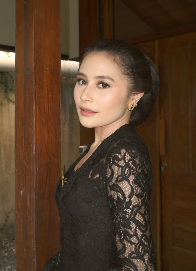 Penampilan Prilly semakin memukau dengan riasan natural flawless. Lipsti pink nude membuat pesonanya makin terpancar. Foto: Instagram/@prillylatuconsina96