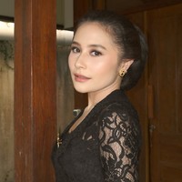 Penampilan Prilly semakin memukau dengan riasan natural flawless. Lipsti pink nude membuat pesonanya makin terpancar. Foto: Instagram/@prillylatuconsina96