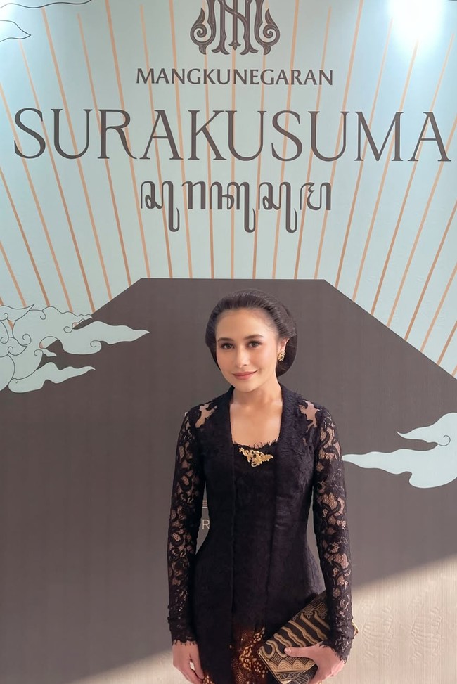 Penampilan artis Prilly Latuconsina perdana menghadiri kirab pusaka malam 1 suro di Pura Mangkunegaran jadi sorotan. Prilly terlihat tampil mengenakan kebaya brokat berwarna hitam. Foto: Instagram/@prillylatuconsina96