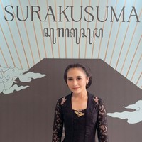 Prilly Latuconsina Pakai Kebaya Brokat Saat Kirab Malam 1 Suro, Jadi Sorotan