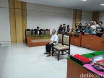 Tuntutan 20 Tahun Bui untuk Priyo Pembunuh Sekeluarga di Indramayu