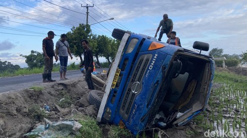 Proses evakuasi truk molen yang terbalik di Jalan Raya Tojan, Desa Tojan, Klungkung, Bali, Jumat (19/6/2026). (Foto: Fatih Kudus Jaelani/detikBali)