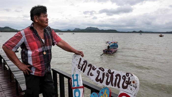 Proyek Raksasa Thailand Bidik Arus Logistik Dunia, Saingi Selat Malaka Amphon Thaneekrut, 68, owner of an eco-homestay, poses for a picture at his homestay on Koh Phitak Island, in Chumphon province, Thailand, near the site of Thailand's proposed Southern Land Bridge project, May 17, 2026. REUTERS/Chalinee Thirasupa