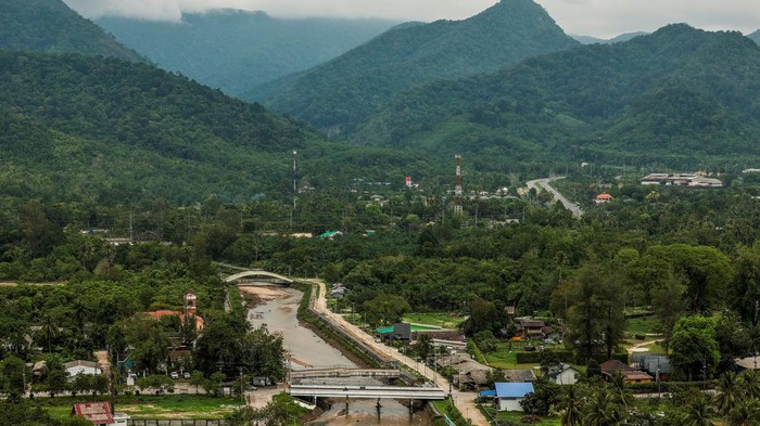 Proyek Raksasa Thailand Bidik Arus Logistik Dunia, Saingi Selat Malaka A general view of Ranong province, Thailand, where part of Thailand's proposed Southern Land Bridge project is planned, May 20, 2026. REUTERS/Chalinee Thirasupa