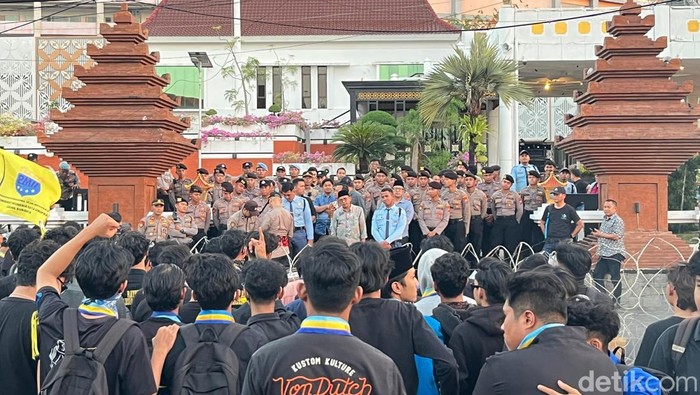 Ratusan mahasiswa PMII Surabaya demo di Kantor DPRD Jatim