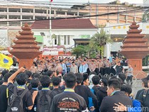 Bawa 11 Tuntutan, Ratusan Mahasiswa PMII Surabaya Demo DPRD Jatim