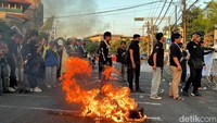 Usai tuntutannya diterima dan ditandatangani oleh perwakilan DPRD Jatim, sekitar pukul 17.40 WIB massa aksi membubarkan diri dengan tertib.