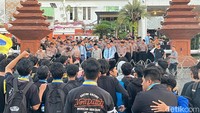 Aksi ini salah satunya menuntut program makan bergizi gratis (MBG) dan Koperasi Desa (Kopdes) Merah Putih dihentikan.