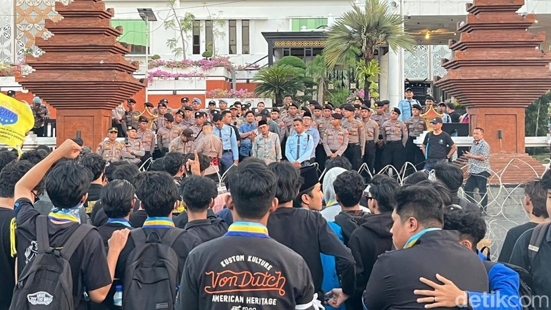 Ratusan mahasiswa PMII Surabaya demo di Kantor DPRD Jatim