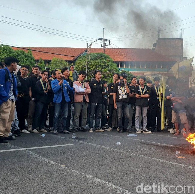Demo Mahasiswa di DPRD Jawa Timur