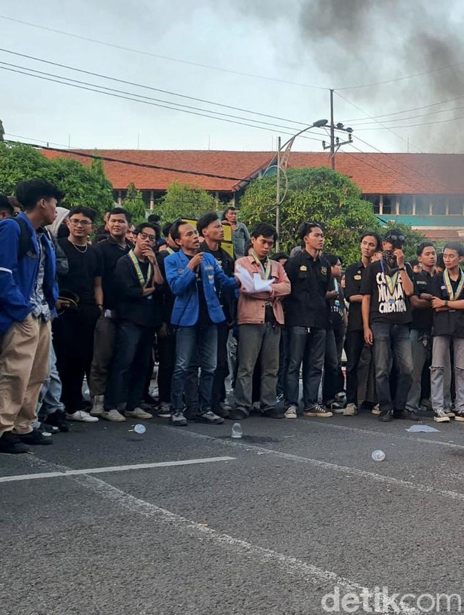 Demo Mahasiswa di DPRD Jawa Timur