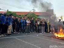 Demo Mahasiswa di DPRD Jawa Timur