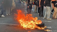 Demo yang berlangsung sejak pukul 16.00 WIB ini berjalan damai. Satu persatu perwakilan mahasiswa menyampaikan orasi satu persatu di depan Gedung DPRD Jatim.