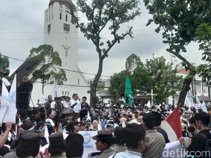 Ratusan Warga Demo di Depan Kantor Gubsu, Tuntut MBG Dievaluasi-Dilanjutkan