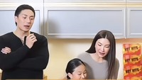 Ruben Onsu mengunggah momen saat Sarwendah dan kekasihnya, Giorgio, sedang jualan live. Di sana ada juga anak mereka, Thalia dan Thania. Kala itu, Ruben Onsu, merasa kecewa kenapa anaknya terus dilibatkan saat sesi jualan. Terlebih, anak pertamanya sampai meminta izin kepada Giorgio untuk boleh makan mi instan. Foto: dok instagram Ruben Onsu