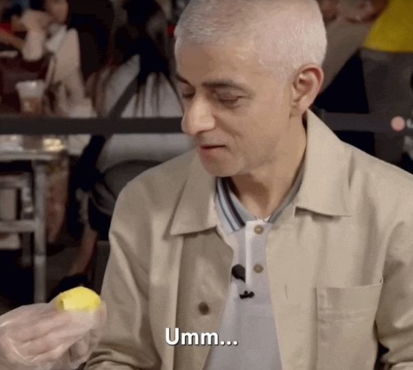 Sadiq Khan makan durian Momen Unik Wali Kota London Cicip Durian Pertama Kali, Begini Reaksinya