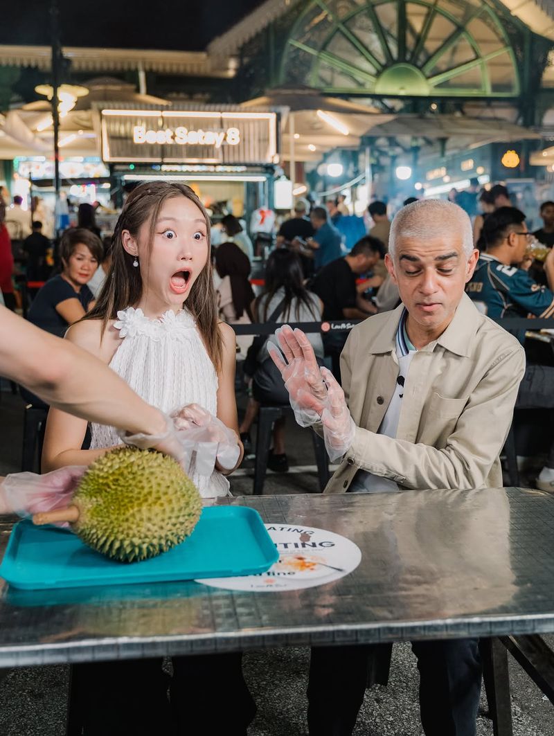 Sadiq Khan makan durian Momen Unik Wali Kota London Cicip Durian Pertama Kali, Begini Reaksinya