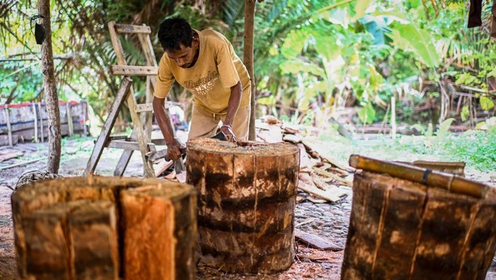 Penjual membelah batang pohon sagu di Tulehu, Kabupaten Maluku Tengah, Maluku, Rabu (17//6/2026). Penjual tersebut mampu memproduksi lima karung sagu siap olah setiap hari untuk berbagai jenis makanan, seperti papeda, sagu bakar, dan sagu gula, dengan harga jual Rp100.000 per karung. ANTARA FOTO/Rivan Awal Lingga/tom.
