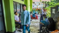 Sejumlah calon murid berbincang sambil menunggu proses administrasi. Momentum lapor diri menjadi awal perkenalan mereka dengan lingkungan sekolah baru.