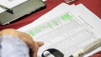 Pelayanan dilakukan secara bergantian guna menjaga kelancaran proses administrasi.
