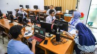 Orang tua mendampingi anaknya saat mengikuti tahapan lapor diri.