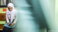 Antrean berlangsung tertib dengan pengaturan alur pelayanan oleh pihak sekolah.