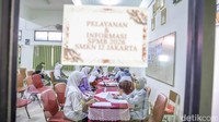 Petugas mencocokkan data pendaftaran dengan dokumen asli milik calon murid. Tahapan tersebut menjadi syarat sebelum peserta resmi terdaftar sebagai murid baru.