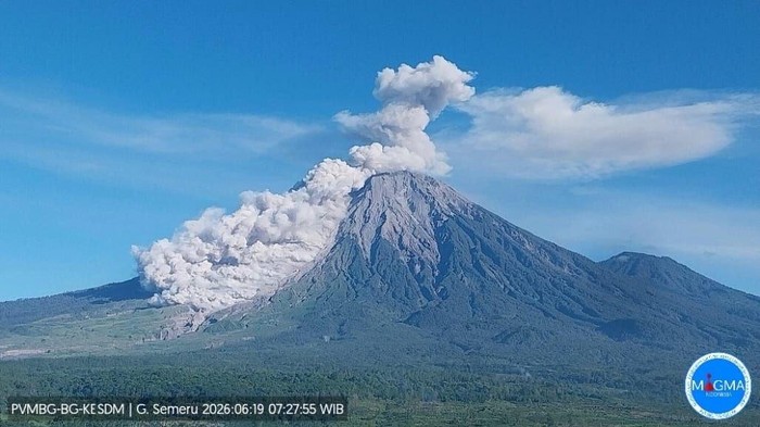 Semeru erupsi disertai luncuran awan panas Jumat, 19 Juni 2026 pagi