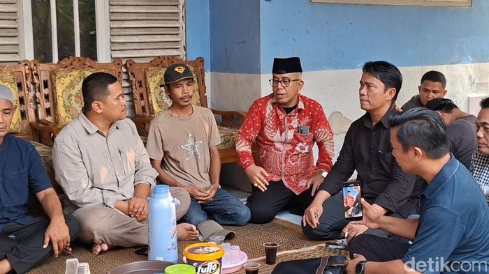 Solehudin (bertopi) ayah bocah yang tewas digigit anjing di Bogor memaafkan pelaku.