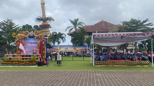 Suasana di Lapangan Tanah Aron, Karangasem, lokasi pembukaan pawai budaya Karangasem Festival dan HUT Kota Amlapura ke-386, Jumat (19/6/2026). (Foto: I Wayan Selamat Juniasa/detikBali)