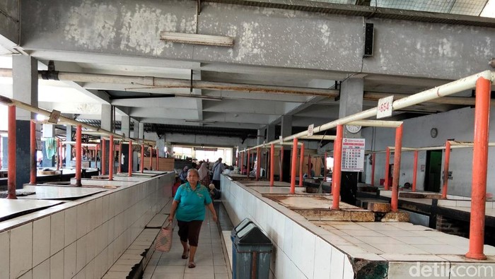 Suasana los daging sapi di Pasar Rejowinangun Magelang sepi karena pedagang mogok jualan, Jumat (19/6/2026).