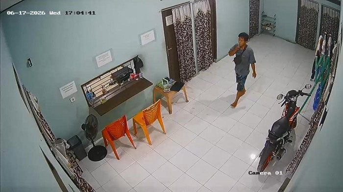 Tangkapan layar CCTV saat perampok merokok usai menikam kasir di Pelalawan, Riau berkali-kali.
