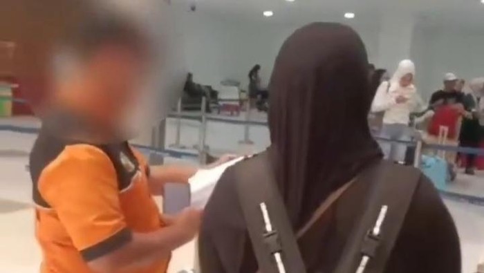 Tangkapan Layar porter yang dikeluhkan oleh calon penumpang di Bandara Hang Nadim Batam. (Foto: Istimewa)