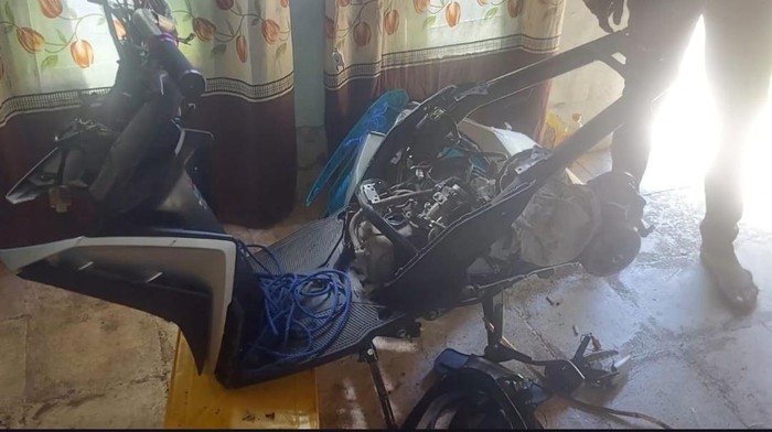 Temuan motor yang sudah dibongkar di sebuah rumah yang dijadikan gudang motor curian di Makassar.