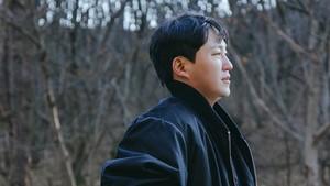 Kim Dae Myung memerankan karakter bernama Noh Man Hee di The Husband. Dia menjabat sebagai direktur sebuah akademi komputer yang dikenal ramah. (Foto: dok. KBS2)