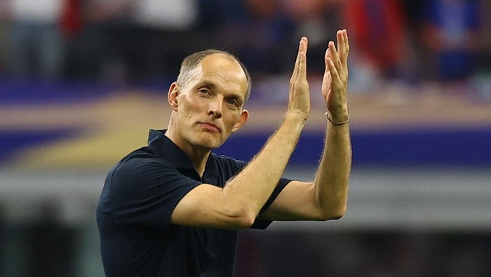 Soccer Football - FIFA World Cup 2026 - Group L - England v Croatia - Dallas Stadium, Arlington, Texas, U.S. - June 17, 2026 England manager Thomas Tuchel applauds their fans after the match REUTERS/Kai Pfaffenbach