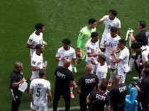 Alih-alih Menelan, Mengapa Pesepakbola Sering Semburkan Air yang Mereka Minum?