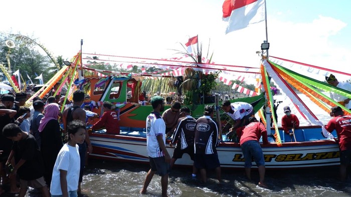 Tradisi Petik Laut di Lampon Banyuwangi