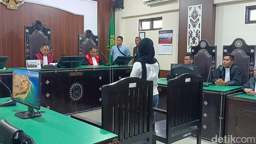 Terdakwa Rizka Sintiyani mengikuti sidang putusan di PN Mataram, Jumat (19/6/2026). (Foto : Abdurrasyid Efendi/detikBali).