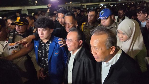 Wakil Ketua DPR Sufmi Dasco Ahmad antar mahasiswa keluar dari DPR