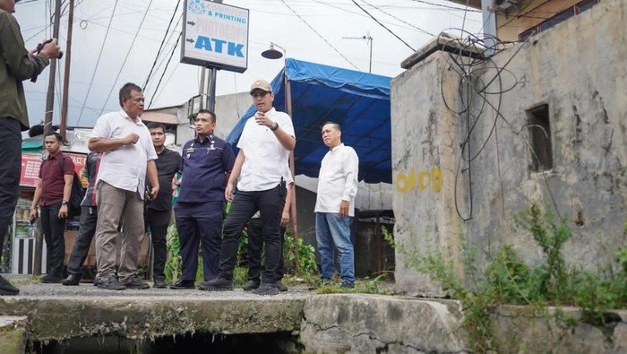 Wali Kota Medan Rico Waas meninjau lokasi yang kerap banjir di Jalan Bunga Mawar. (Foto: dok. Pemkot Medan)